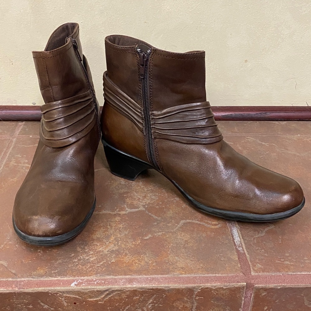 Clarks Bendable’s Brown Leather Booties size 10 - Picture 3 of 8